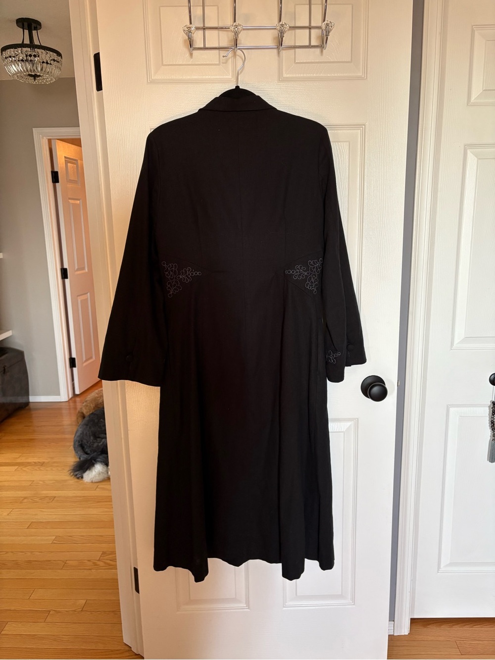 Absolutely Stunning Long Black Linen Button-Front Coat with Silk Lining - Picture 4 of 14